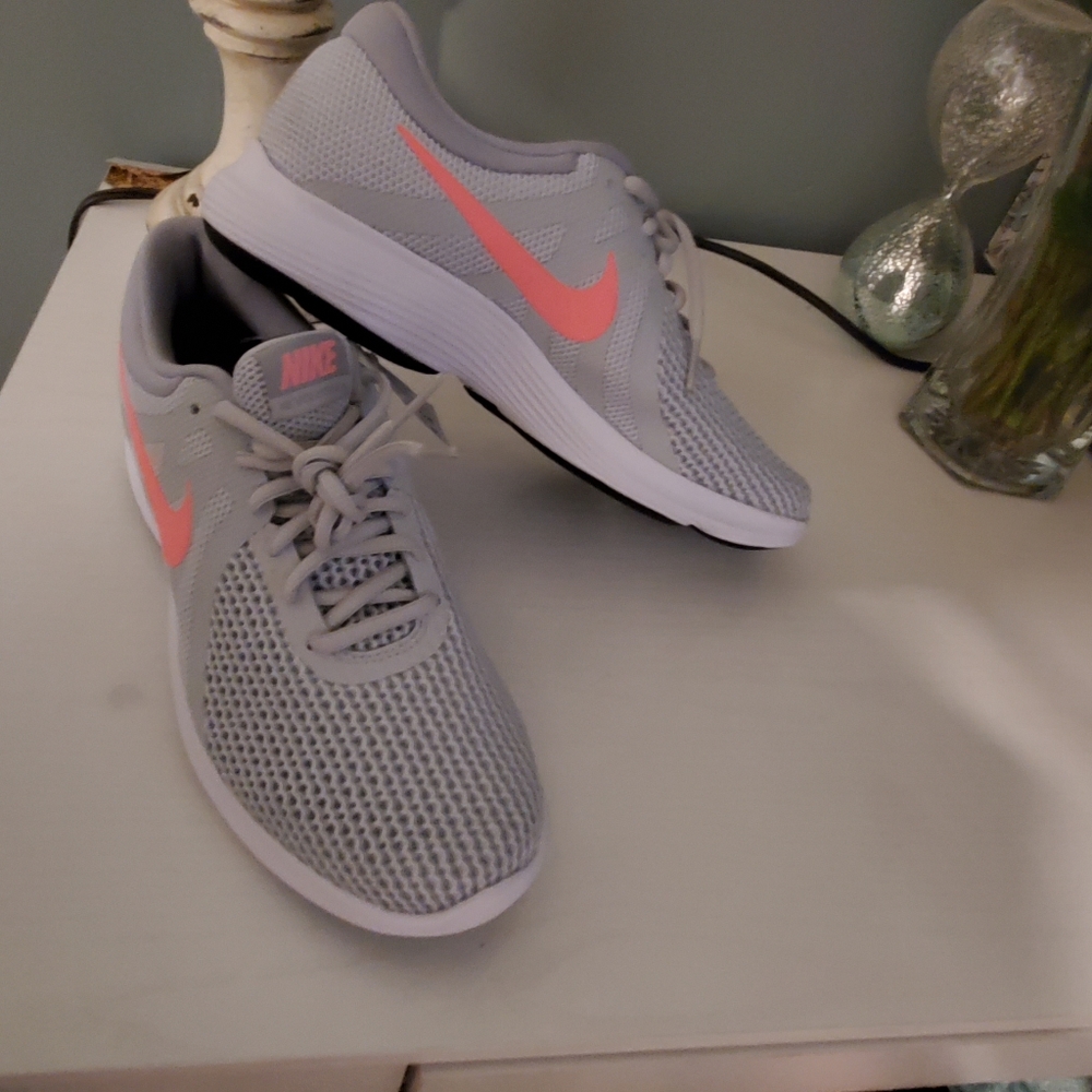 9 1/2 Nike Revolution 4